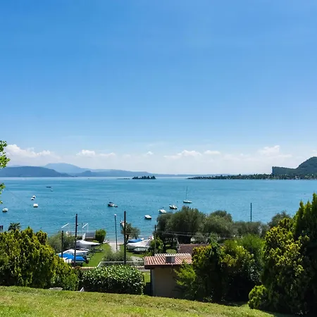 度假居 On Lake Garda With Pebble Beach Pier For Boat Three Swimming Pools