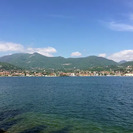 On Lake Garda With Pebble Beach Pier For Boat Three Swimming Pools 度假居 *
