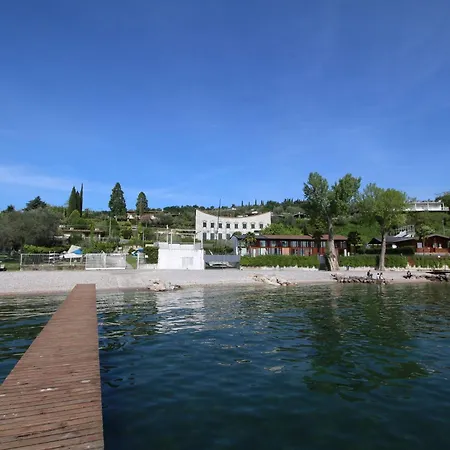 On Lake Garda With Pebble Beach Pier For Boat Three Swimming Pools 拉法