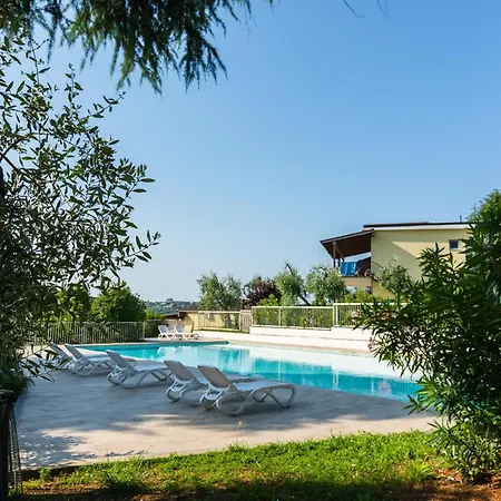 度假居 On Lake Garda With Pebble Beach Pier For Boat Three Swimming Pools 拉法