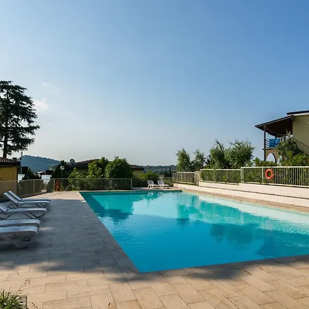 度假居 On Lake Garda With Pebble Beach Pier For Boat Three Swimming Pools