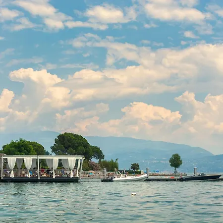 On Lake Garda With Pebble Beach Pier For Boat Three Swimming Pools 度假居 *