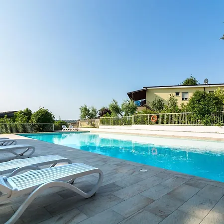 度假居 On Lake Garda With Pebble Beach Pier For Boat Three Swimming Pools