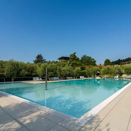 On Lake Garda With Pebble Beach Pier For Boat Three Swimming Pools 度假居