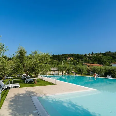 度假居 On Lake Garda With Pebble Beach Pier For Boat Three Swimming Pools 拉法