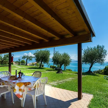 On Lake Garda With Pebble Beach Pier For Boat Three Swimming Pools 度假居 拉法