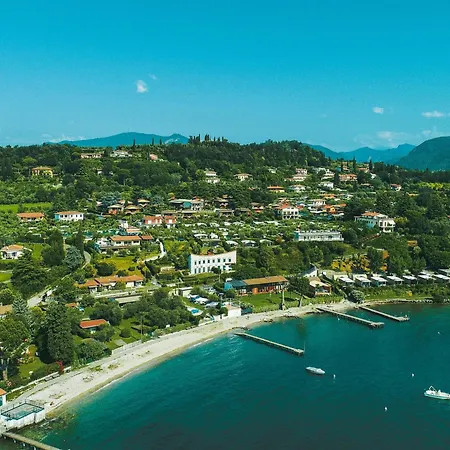 度假居 On Lake Garda With Pebble Beach Pier For Boat Three Swimming Pools