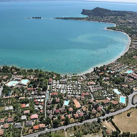 On Lake Garda With Pebble Beach Pier For Boat Three Swimming Pools 度假居