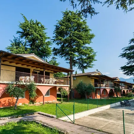 度假居 On Lake Garda With Pebble Beach Pier For Boat Three Swimming Pools *