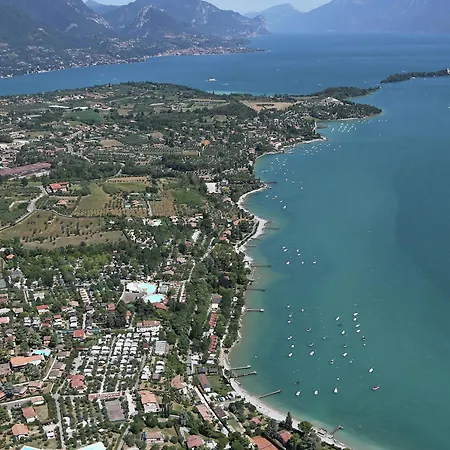 On Lake Garda With Pebble Beach Pier For Boat Three Swimming Pools 度假居