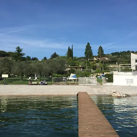 On Lake Garda With Pebble Beach Pier For Boat Three Swimming Pools 度假居 拉法