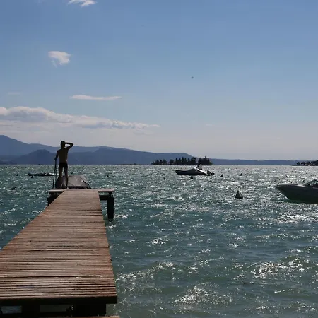 度假居 On Lake Garda With Pebble Beach Pier For Boat Three Swimming Pools
