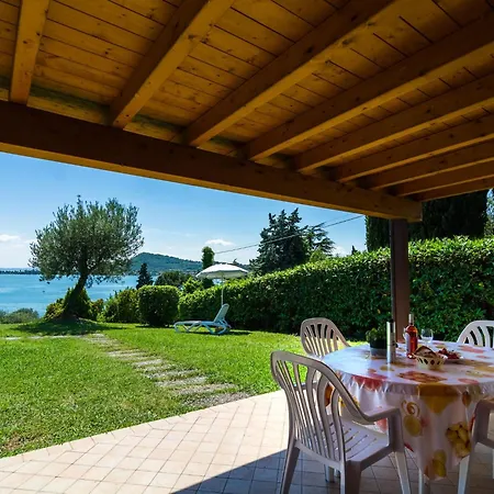 度假居 On Lake Garda With Pebble Beach Pier For Boat Three Swimming Pools