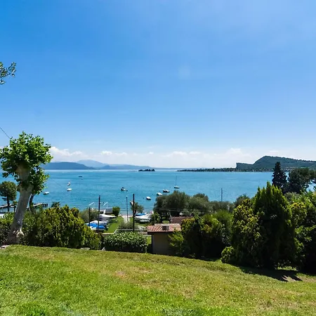 On Lake Garda With Pebble Beach Pier For Boat Three Swimming Pools 度假居 拉法
