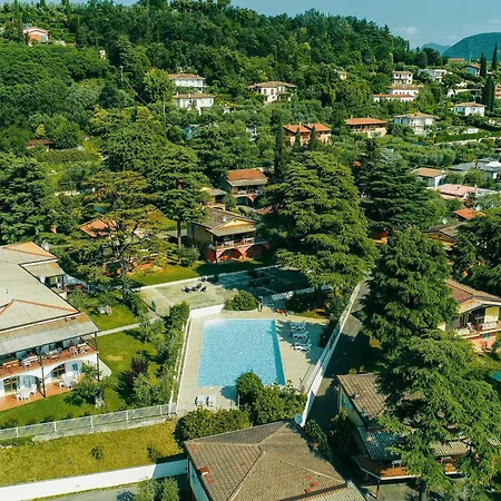 度假居 On Lake Garda With Pebble Beach Pier For Boat Three Swimming Pools *