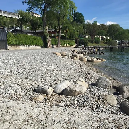 On Lake Garda With Pebble Beach Pier For Boat Three Swimming Pools 拉法