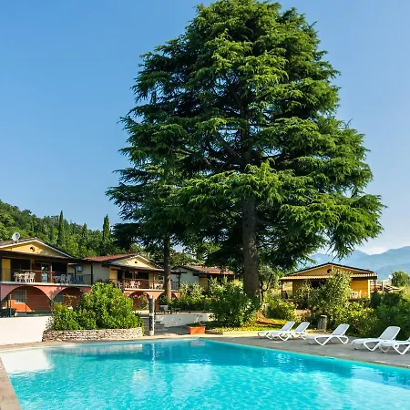 On Lake Garda With Pebble Beach Pier For Boat Three Swimming Pools * 拉法