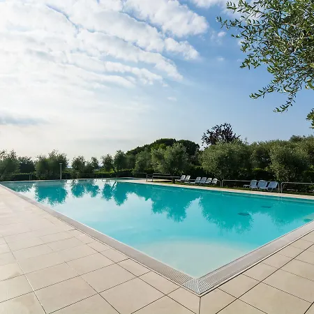 度假居 On Lake Garda With Pebble Beach Pier For Boat Three Swimming Pools